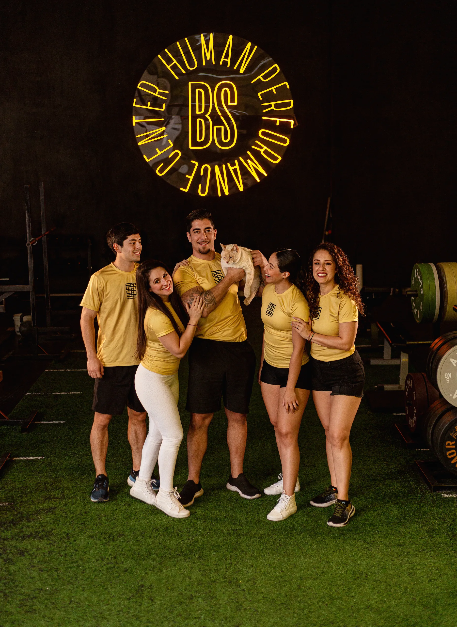 staff de coaches be stronger posando en las instalaciones